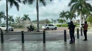 Escoltada por policías y camionetas, Shakira llegó a una clínica en Cartagena para acompañar a su padre (Video)