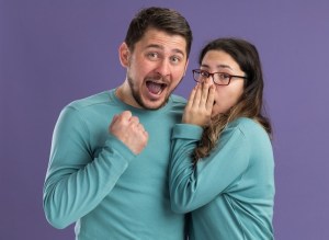 Llegó a un hotel con su novia y se sorprendió con lo que vio cuando abrió la ventana (FOTO)