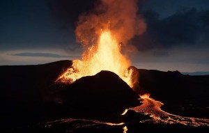 VIDEO: Un drone graba la erupción de un volcán hasta que los chorros de lava lo devoran