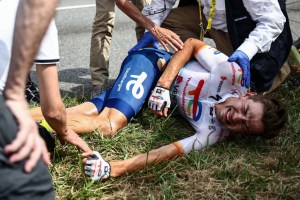 Ciclista acusó a fanático por provocar un grave accidente en el Tour de Francia
