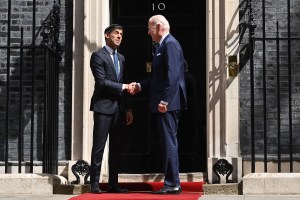 Biden llega a Downing Street para reunirse con Sunak