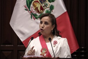 Policías y fiscales allanan la casa de la presidenta del Perú, Dina Boluarte