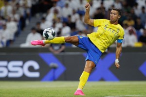 Repudiable gesto de Cristiano Ronaldo con un camarógrafo luego del opaco empate de Al Nassr (VIDEO)