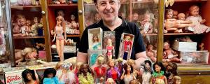 Entre los miles de fans de Barbie, hombre en Viena tiene colección de 1800 muñecas