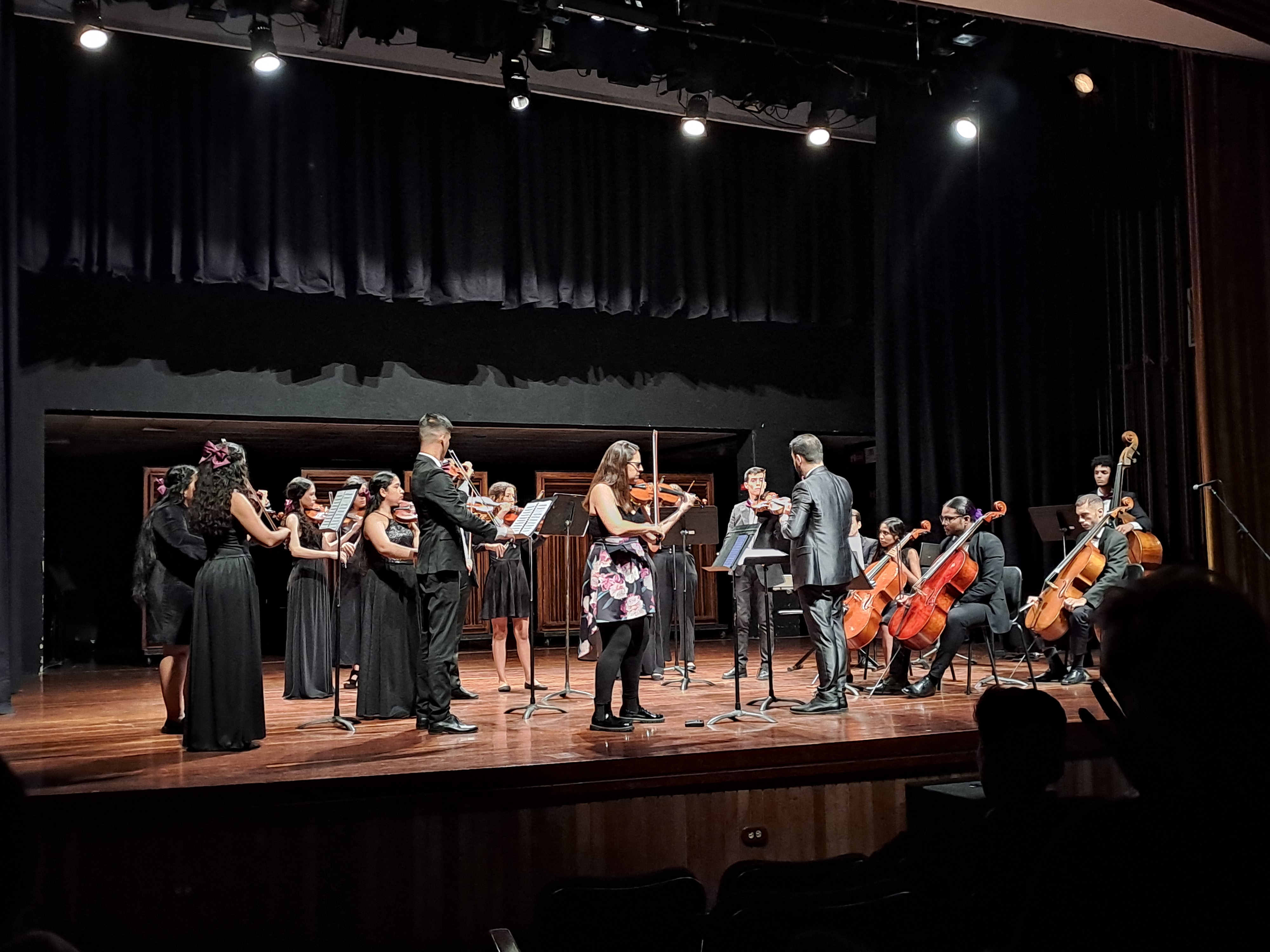 Daniela Padrón deleitó a los caraqueños con el violín y la Orquesta Sinfónica Violeta Lárez