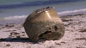 ¿Material extraterrestre? El misterioso objeto encontrado en una playa de Australia que desconcierta a las autoridades