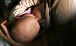 “Perturbador”: Hallan 25 tipos de sustancias químicas tóxicas en la leche materna de estadounidenses