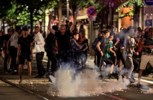 Muere bombero cuando apagaba incendio de autos cerca de París