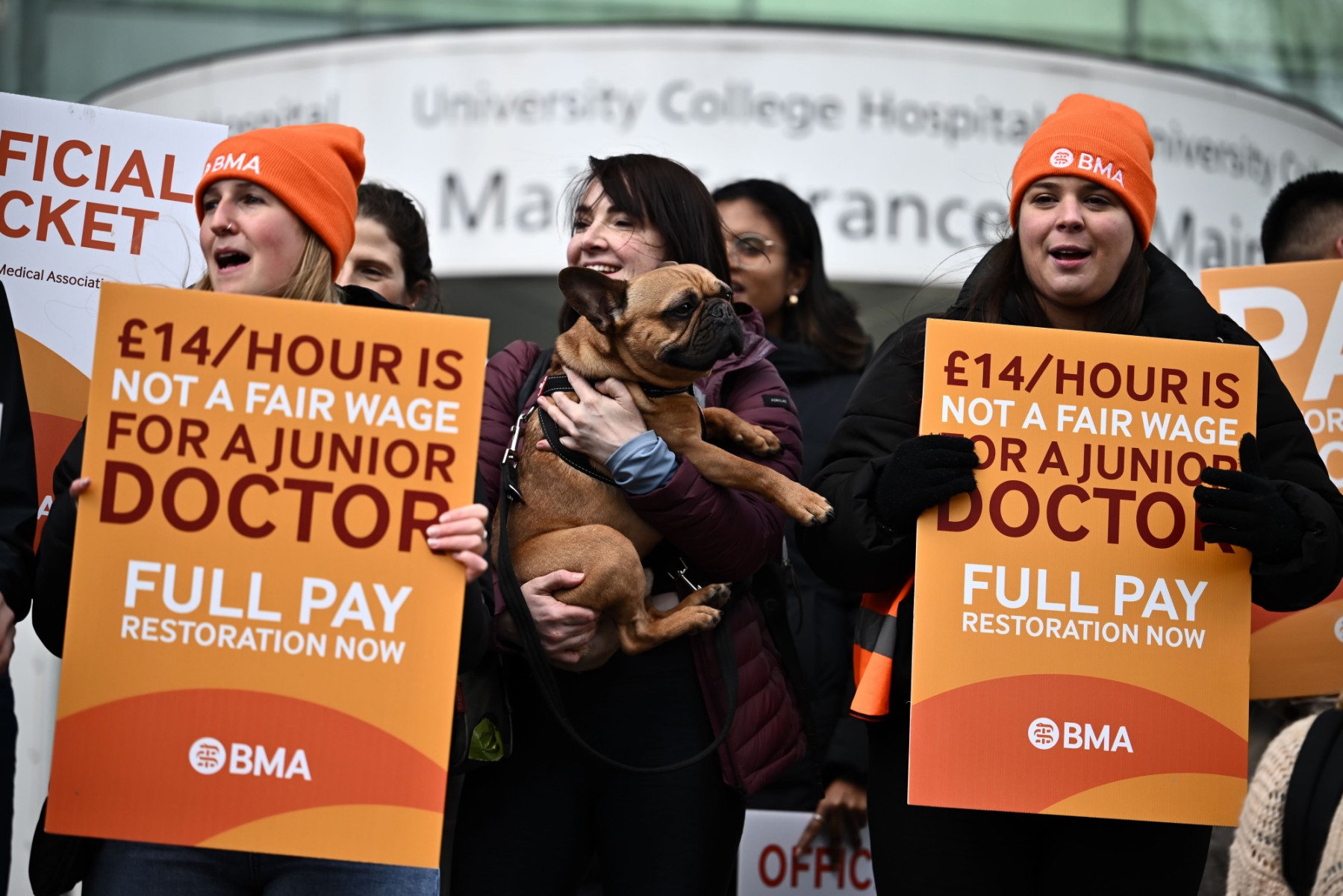 Los médicos residentes en Inglaterra inician una huelga en reclamo de una mejora salarial