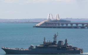 Rusia dice que destruyó instalaciones en Odesa utilizadas para preparar ataque contra puente de Crimea
