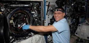 La historia del astronauta latino de la Nasa que está varado en el espacio hace meses en una nave rusa
