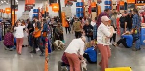 Aterrador momento: Perros protagonizan feroz pelea en tienda departamental de EEUU y mujer sale herida (VIDEO)