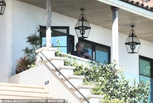 FOTO: captan a abogado de Hunter Biden fumando un “bong” mientras el hijo del presidente estaba de visita