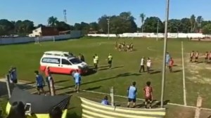 ¡Todo mal!, ambulancia ingresó para atender a un futbolista y el chófer dejó las llaves dentro (VIDEO)