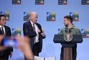 VIDEO del increíble error de Joe Biden frente a Volodomir Zelenski, quien no evitó una mueca