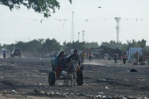 Maicao: La pista de aterrizaje que miles de migrantes venezolanos tratan de convertir en hogar