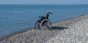 Anciano japonés empujó al mar a su esposa en silla de ruedas: fue condenado a prisión tras su drástica decisión