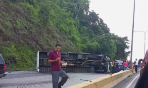 Al menos 17 heridos tras volcamiento de autobús en la autopista Regional del Centro este #31Jul (Fotos)