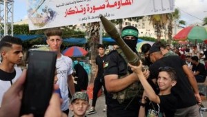 Exhibición y adoctrinamiento: terroristas de Hamas hacen posar con armas a niños palestinos