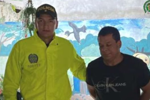 Detienen a exjefe paramilitar colombiano: podría ser condenado a 60 años de cárcel por asesinato