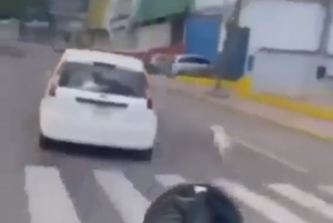 Dramático VIDEO de una perrita abandonada en San Cristóbal que corrió tras sus dueños hasta que no pudo más
