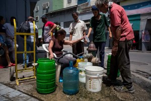 Vecinos de Parque Caiza denuncian que Hidrocapital no les envía agua desde hace 20 días
