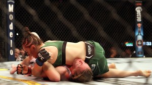 VIDEO: La brutal llave que aplicó una luchadora de UFC para someter a su rival
