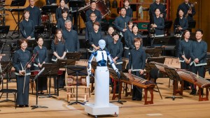 VIDEO: Un robot sordo debutó como director de orquesta y fue un éxito total
