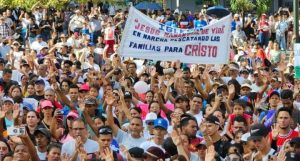 Líderes chavistas y grupos evangélicos marcharon en rechazo al proyecto de ley contra discriminación