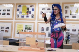 Miembro de mesa convertido en una “Drag Queen” se robó el show en las elecciones en Madrid (Video)