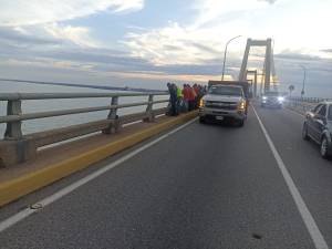 La dramática caída de un vehículo desde lo alto del puente sobre el lago de Maracaibo (VIDEO)