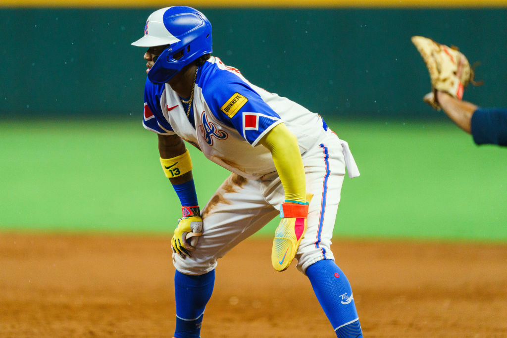 ¡No lo para nadie! Ronald Acuña Jr. sigue volando y llegó a las 50 bases robadas esta temporada (VIDEO)