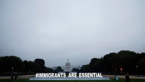 La ley en el Senado que permitiría dar la green card a ocho millones de inmigrantes