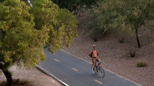 Arde Arizona: Un anciano habría muerto por calor extremo mientras montaba su bicicleta