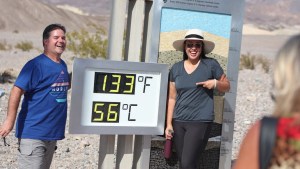 La insólita razón por la que decenas de turistas acuden al Valle de la Muerte con temperaturas récord de calor