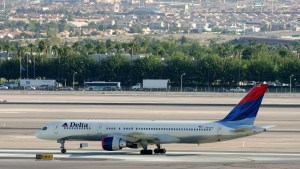 VIDEO de impacto: Varios pasajeros de un vuelo en Las Vegas se desmayan en pleno avión por este curioso motivo