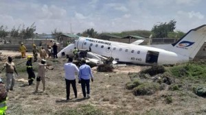 Impactante VIDEO: Avión de pasajeros aterrizó de emergencia y se salió de control en la pista
