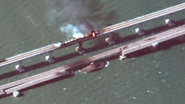 El puente de Crimea fue atacado por drones marinos ucranianos, según fuentes de Kiev