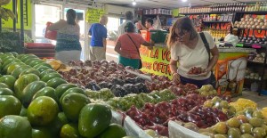 ¿Por qué la comida está cada vez más barata en Venezuela, pero solo en dólares?