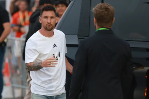 Así fue la llegada de Messi al estadio acompañado de su esposa y de sus tres hijos (VIDEO)