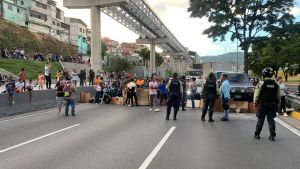 Vecinos trancan la autopista Francisco Fajardo a la altura de La Urbina en protesta por falta de agua