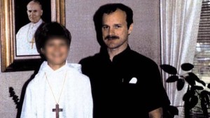 La atroz historia del sacerdote que alcoholizó y drogó a once niños monaguillos para violarlos
