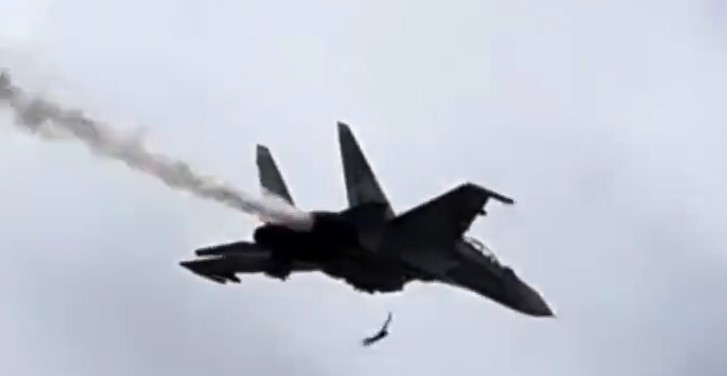 El momento en que el avión Sukhoi de la Fanb se estrelló con un ave (VIDEO)