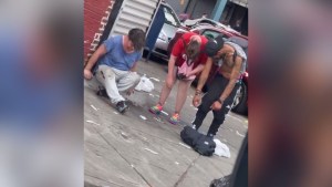 Aterrador: Desgarradoras imágenes de consumidores de la “droga zombie” en las calles de Filadelfia