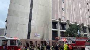 VIDEO: Cuadrillas de bomberos combaten incendio en edificio de Rhode Island