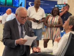 Se reencontró con su novia de la secundaria 60 años después en Florida y la sorprendió con su propuesta (VIDEO)
