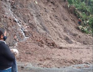 Deslizamientos de tierra impiden paso en la carretera de Altamira de Cáceres en Barinas