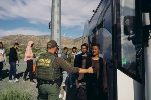 Migrantes enfrentan una nueva serie de obstáculos para pedir asilo en EEUU