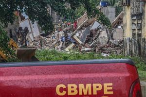 Los bomberos buscan a 14 desaparecidos tras desplome de un edificio residencial en Brasil