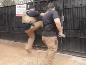 Ni una “patada voladora” sirvió para que estos fuertes agentes abrieran un portón (Video Viral)